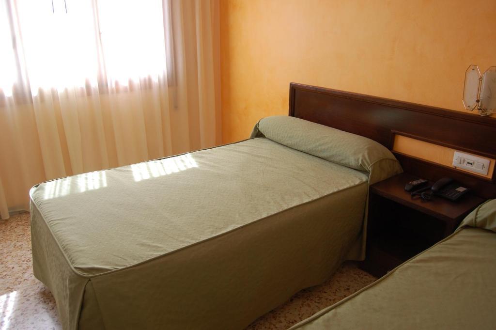 Hotel Balfagon Calanda Ruang foto